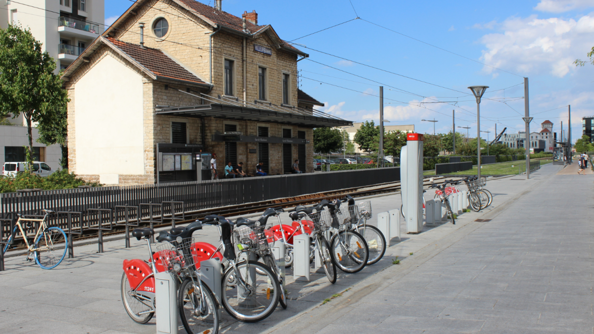 Gare de Villeurbanne (trams) avec station vélo libre service