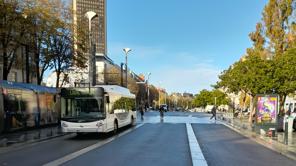rue centre ville avec bus et tramway