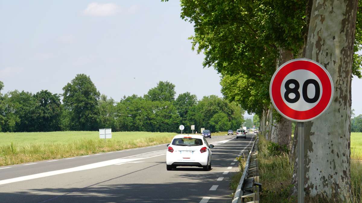 Panneau de route à 80 km/h