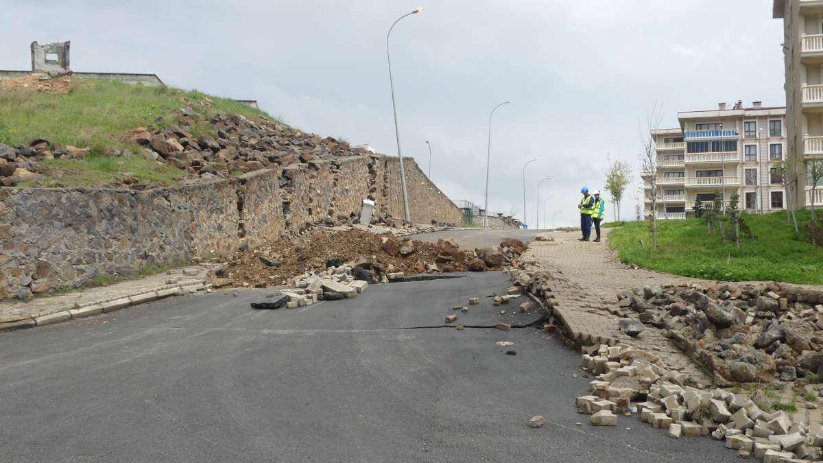 inspection au niveau d'une route dégradée par le séisme