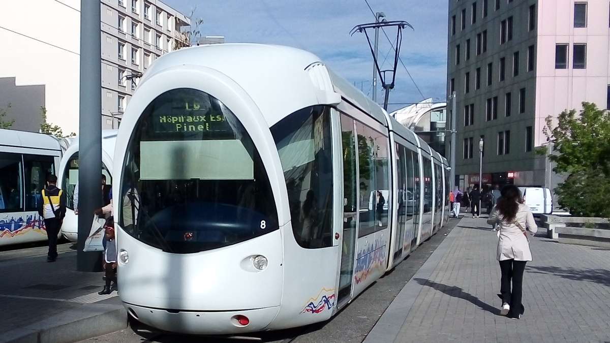 Tram T6 à Debourg