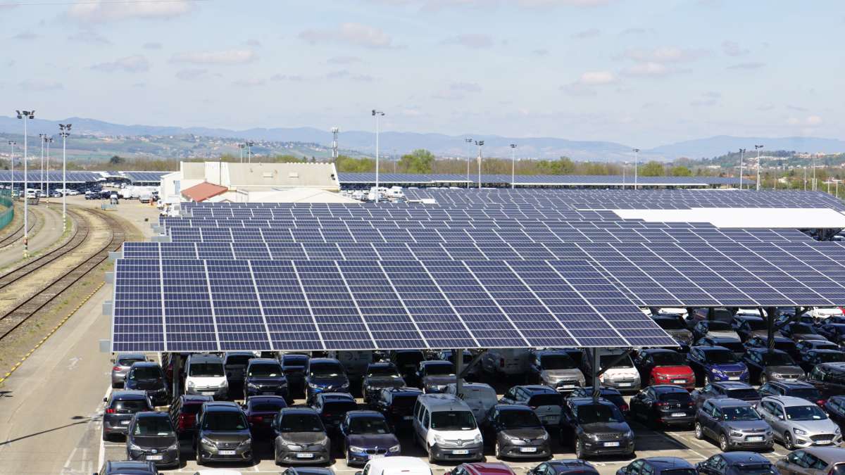 Panneaux photovoltaïques sur les toits d'un parking