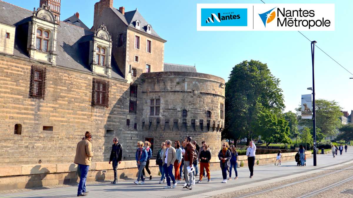 Groupe de personnes devant le château des ducs de Bretagne à Nantes