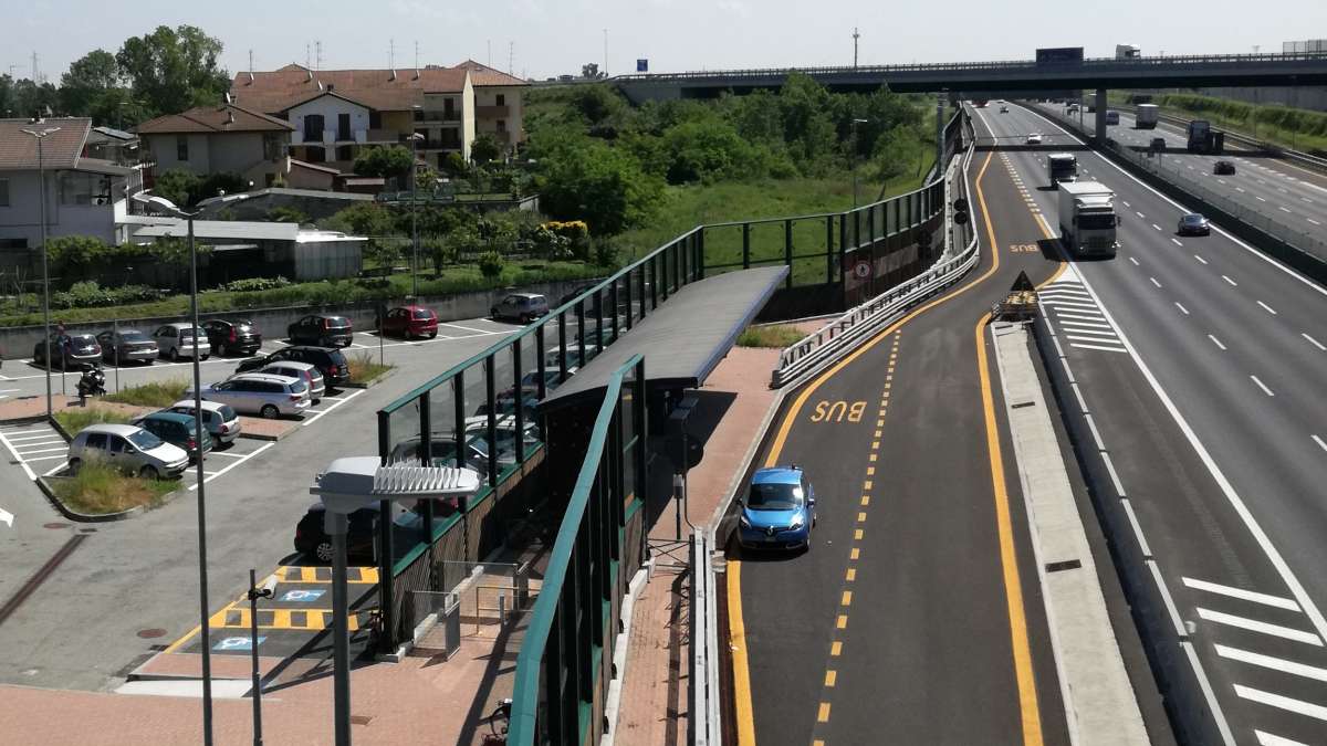 Arrêt de car express sur autoroute en Italie 