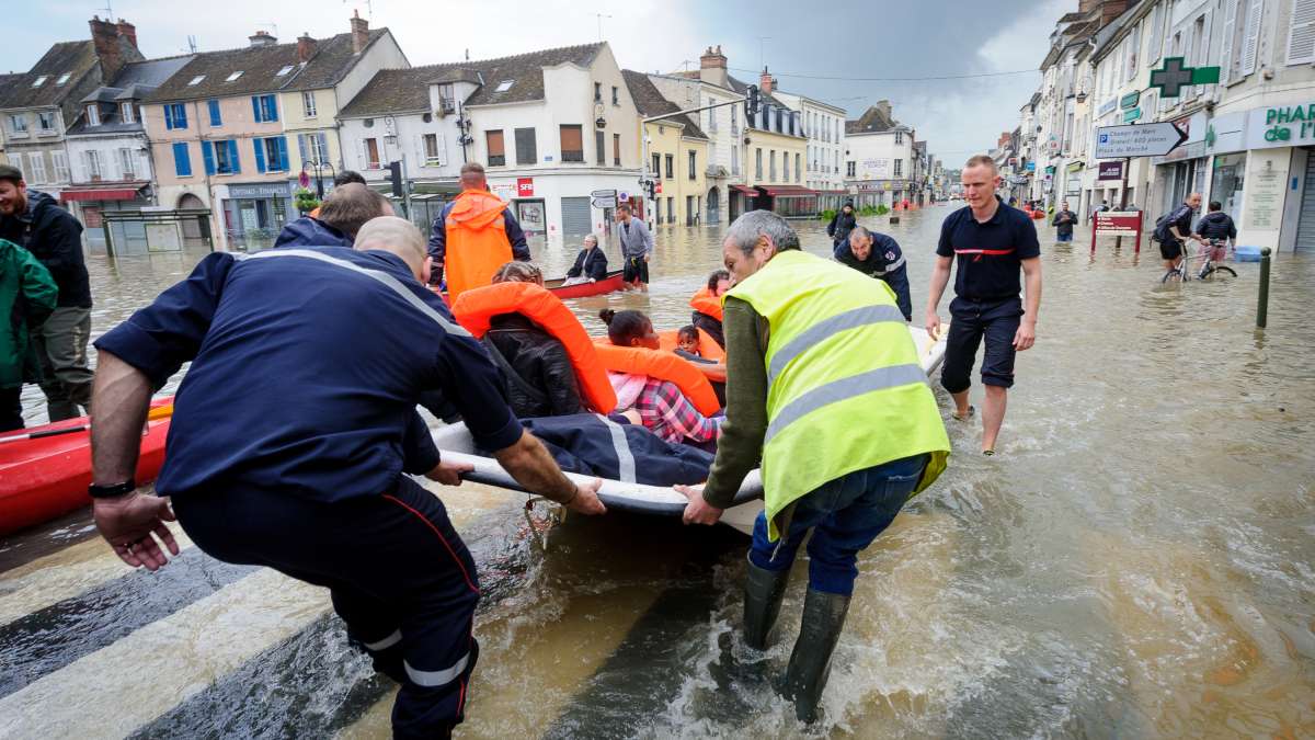 Evacuation du centre ville de Nemours lors d'une inondation