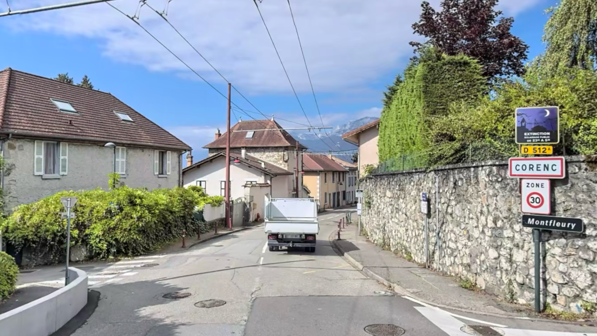 Rue avec panneau d'entrée de ville et panneau zone 30