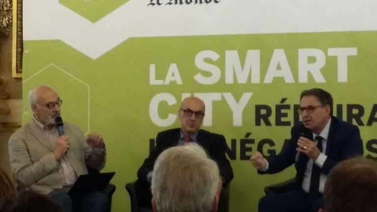 Antoine Picon (Université d'Harvard) et David Kimelfeld (Président de la Métropole de Lyon) débattent des inégalités urbaines lors d'une table ronde animée par Francis Pisani (Le Monde)