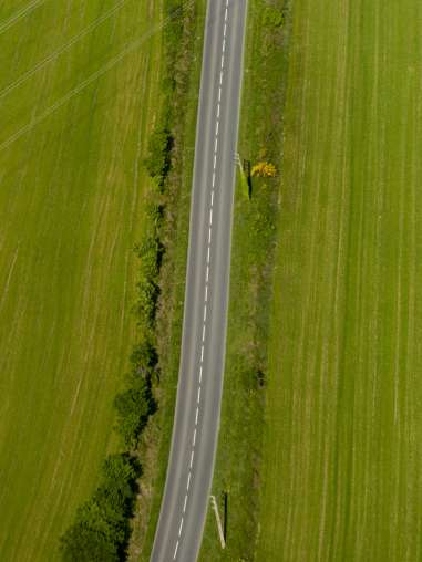 Vue aérienne d'une route dans la campagne 