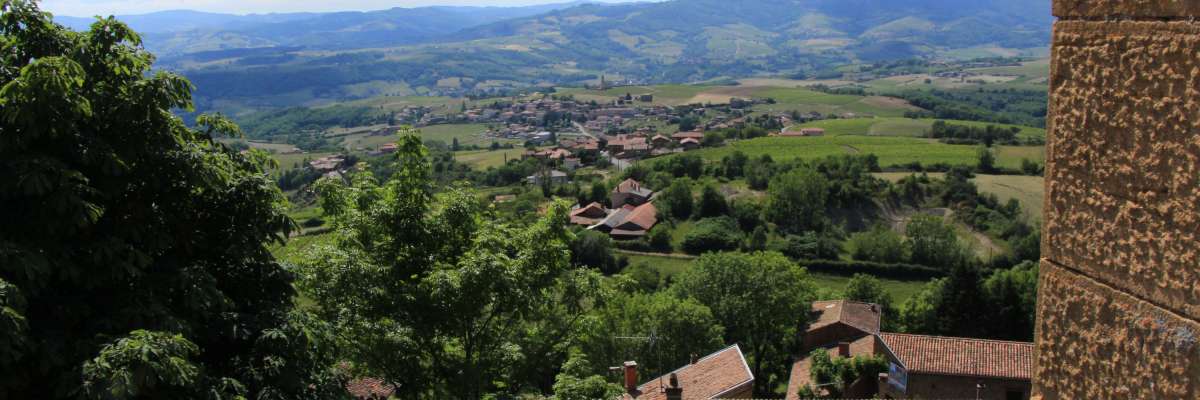 Paysage des Monts du Lyonnais, vue depuis un village médiéval en hauteur