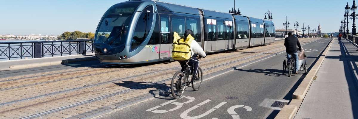 Bordeaux pont avec voie tramway et voie bus + vélo