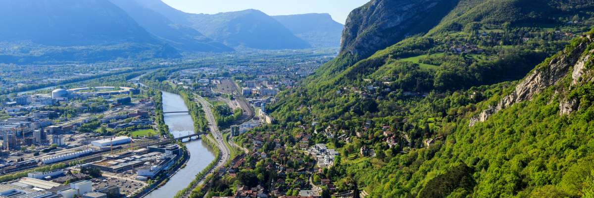 Grenoble vue depuis une montagne des Alpes